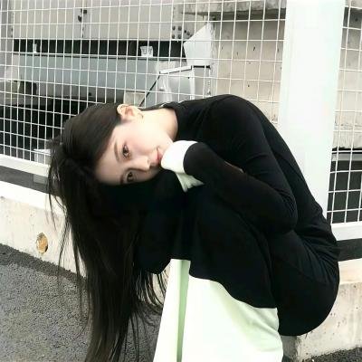 老艺术家孙女被曝恋爱脑怒怼网友，一个月慈善晚宴画面流出